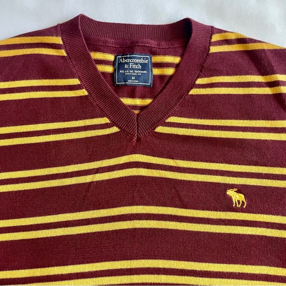 Abercrombie & Fitch Men’s V Neck Sweater Size Medium Burgundy Yellow Stripes - Picture 2 of 6
